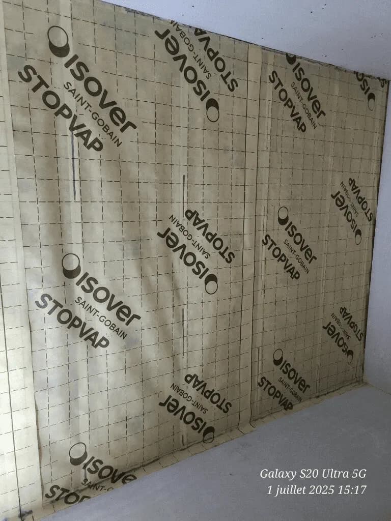 Isolation intérieure d'un mur avec pare-vapeur posé