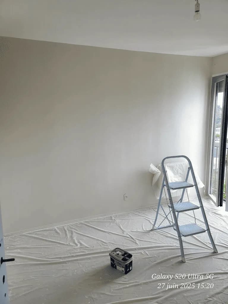 Travaux de peinture intérieure sur un chantier de rénovation