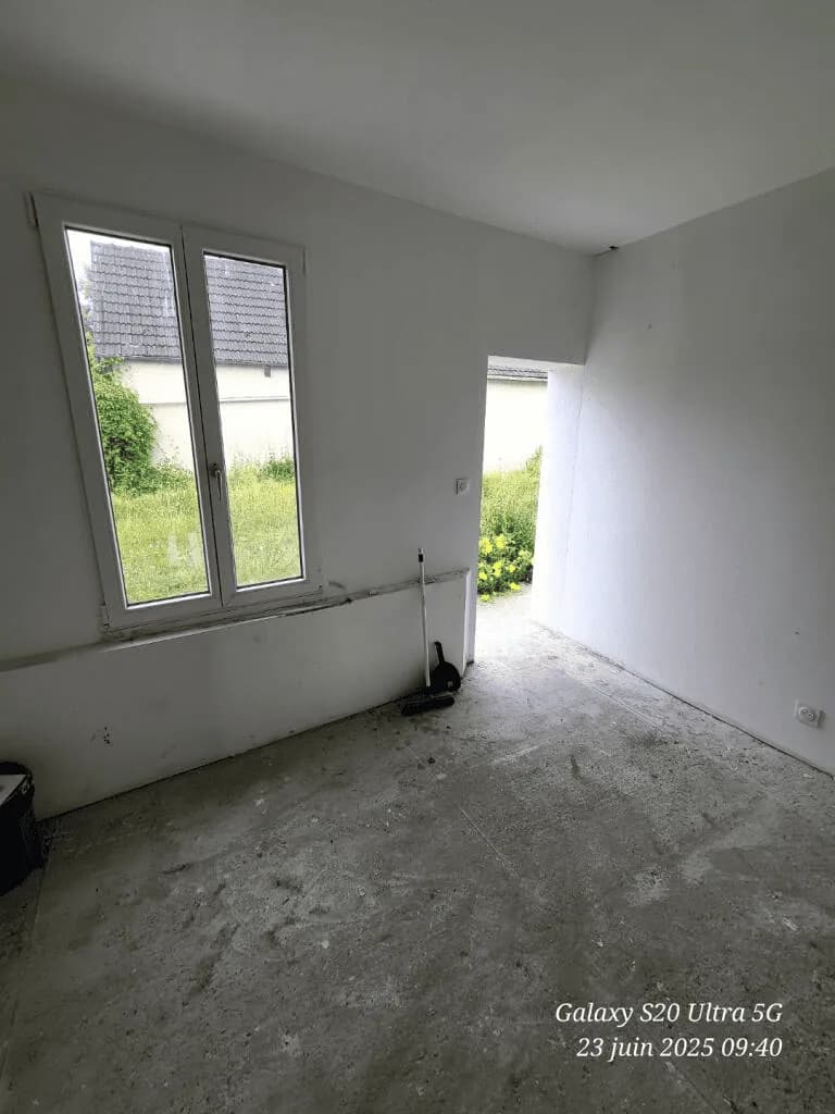 Pièce avant travaux — sol béton brut